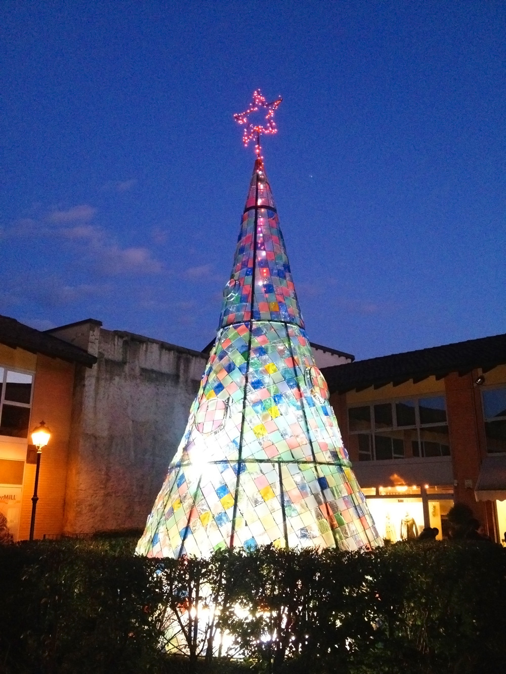 design christmas tree in ferro realizzato per festività in piazza a milano da fabbro fratelli gussoni
