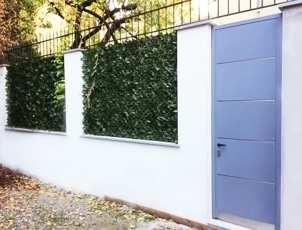 porta in ferro entrata abitazione elegante con disegno regolare e piccole fessure - design fratelli gussoni